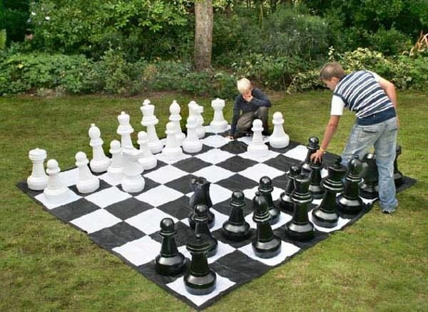 Piezas de ajedrez de jardín mas tablero lona 1