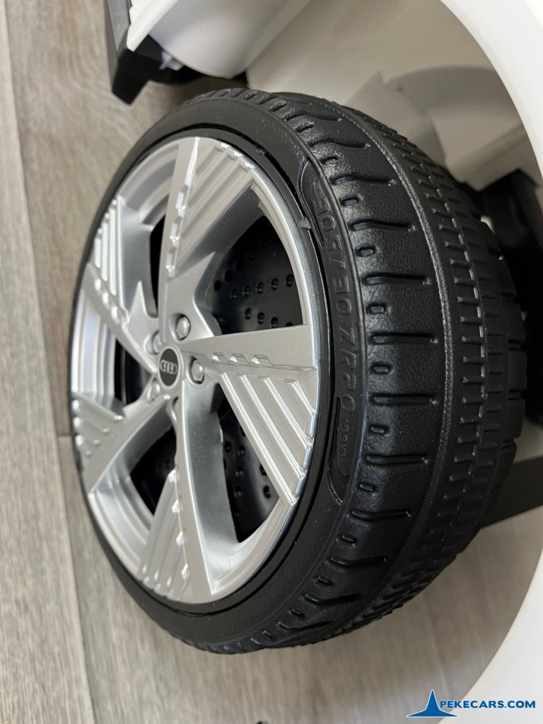 coche-electrico-ninos-audi-etron-quattro-blanco-10.jpg Audi E-TRON Quattro Sportback 12V 2.4G Blanco 13