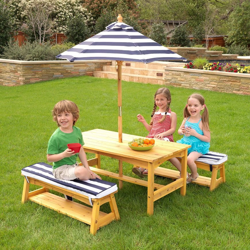 Kidkraft Set mesa con bancos y sombrilla de exterior 1