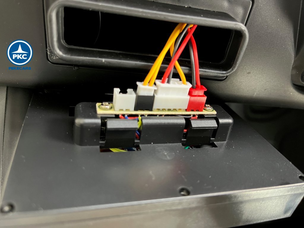 todoterreno-mercedes-unimog-12v-conexiones.jpg MERCEDES UNIMOG JL199 12V 2.4G NEGRO METALIZADO 22